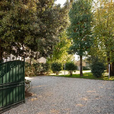 Giardino Lucca Heated Pool, 2 Miles Lucca